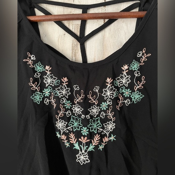 Mine Black Embroidered Sleeveless Top Size Large Womens - Picture 2 of 6